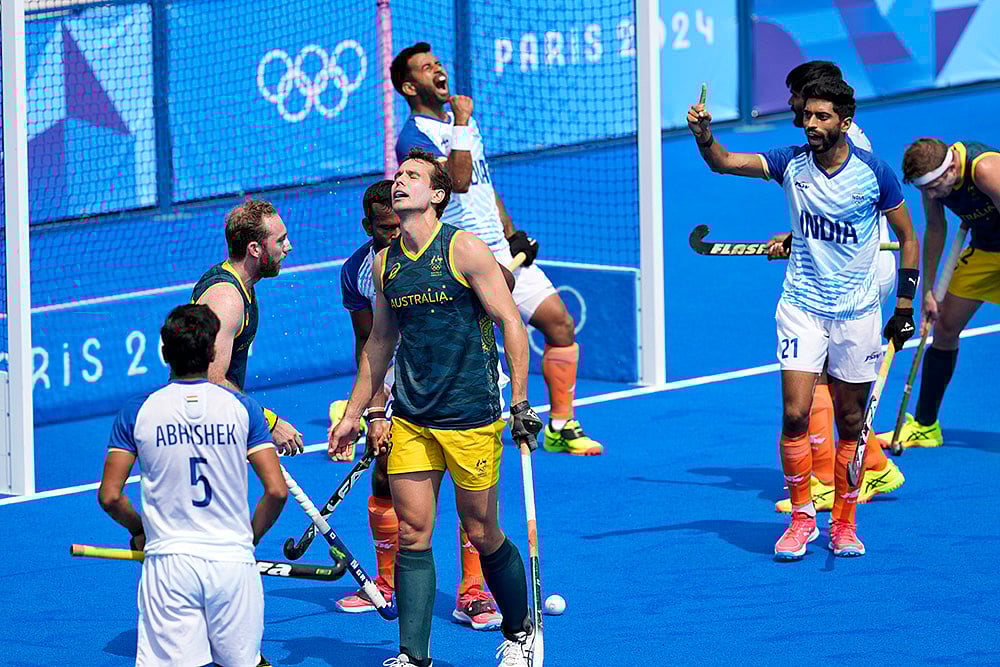 | Photo: AP/Anjum Naveed : Indian players jubilate on the end of hockey match between Australia and India